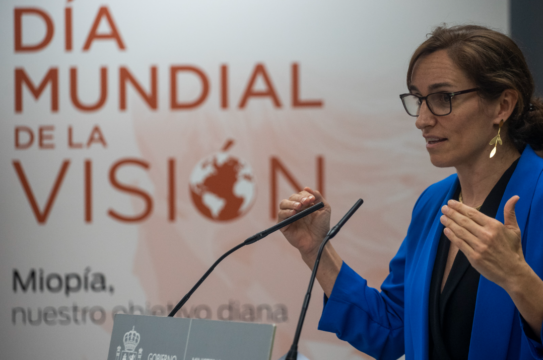 La ministra de Sanidad subraya que ver bien no es un privilegio, es un derecho