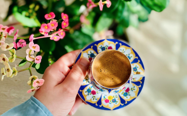 ¿Cuál es el efecto del café en el cerebro y en la microbiota?