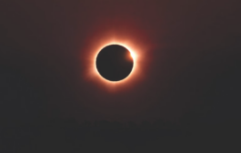 Los farmacéuticos advierten de que la única forma segura de ver el eclipse solar es utilizando gafas homologadas