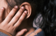 Los farmacéuticos recomiendan secar siempre los oídos y usar tapones adecuados para prevenir la otitis del nadador