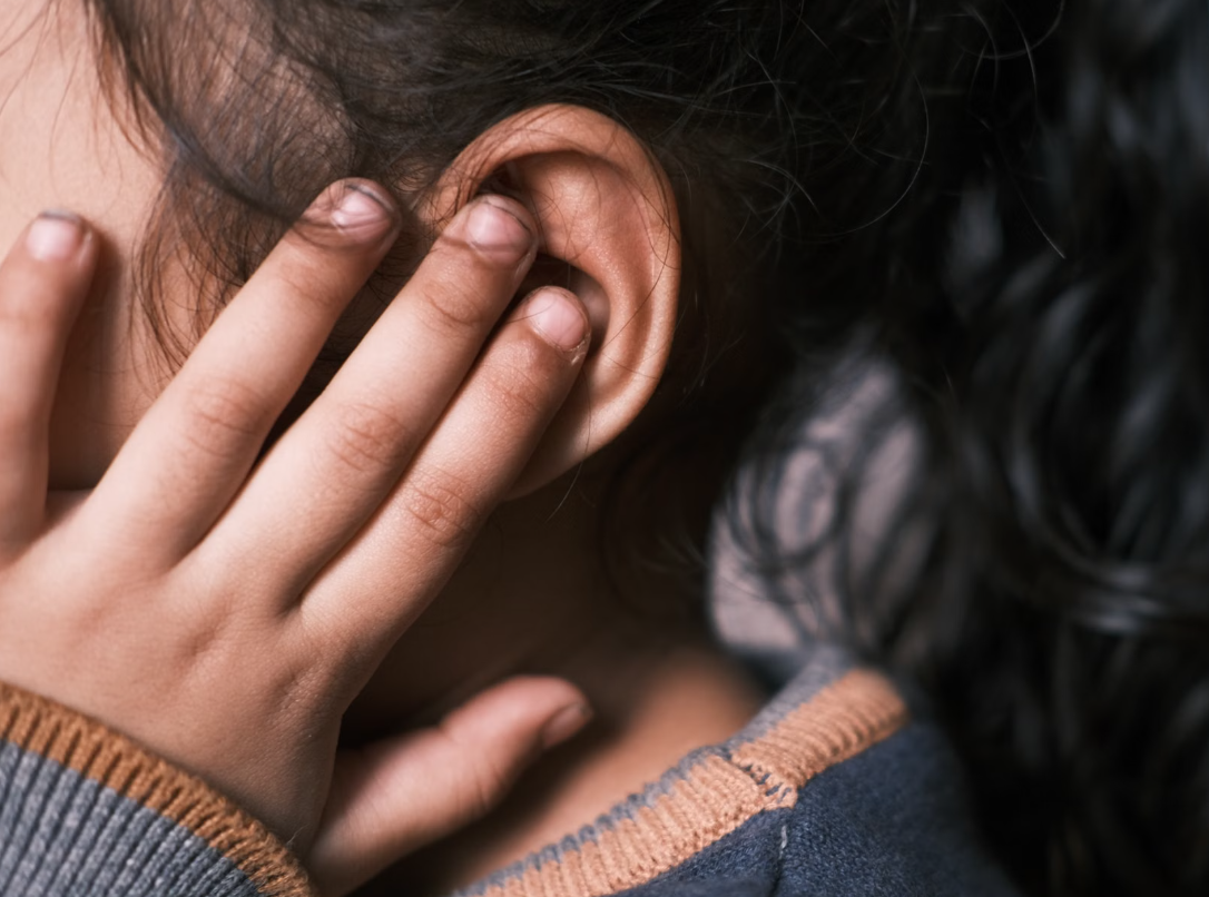 Los farmacéuticos recomiendan secar siempre los oídos y usar tapones adecuados para prevenir la otitis del nadador